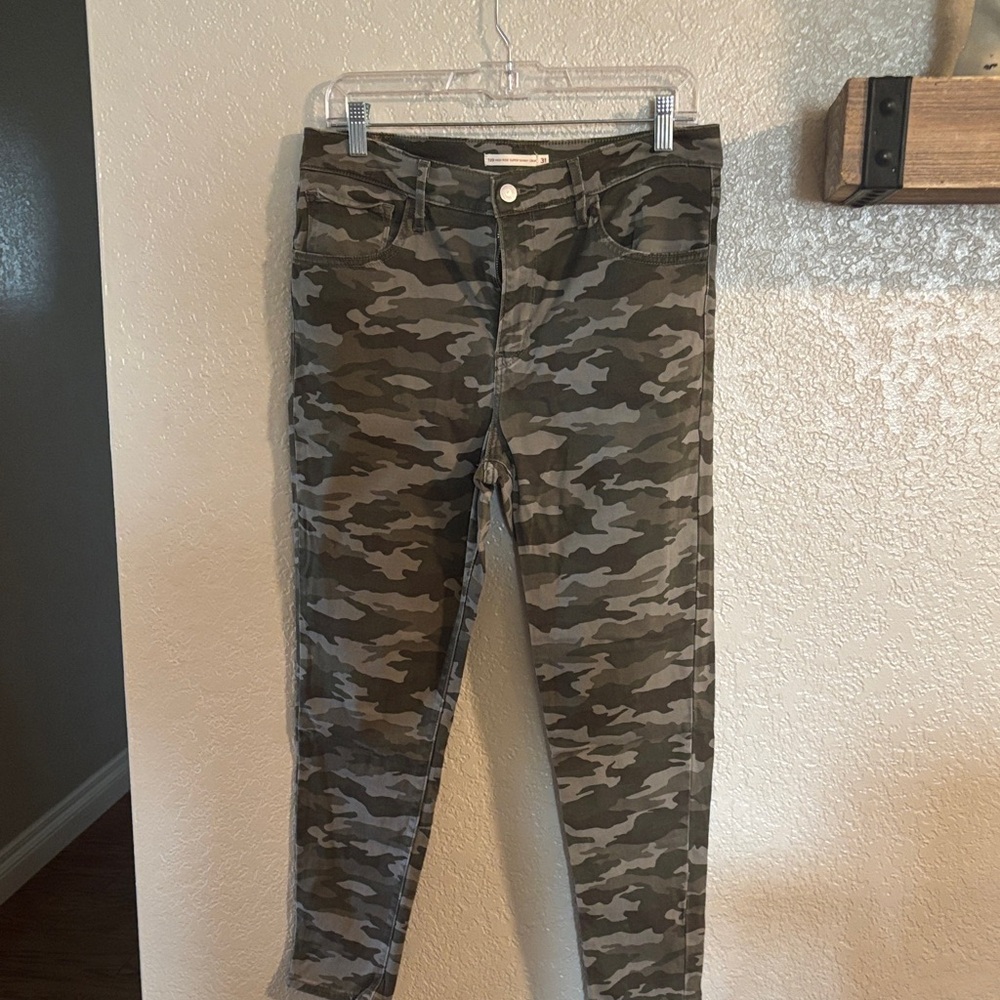 Levi's Camouflage Ankle Jeans